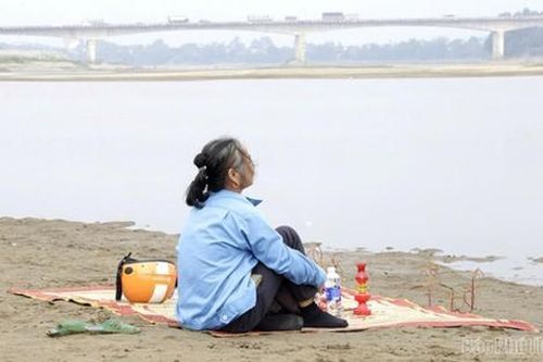 Xúc động hình ảnh bờ sông Thao: Tiếng khóc nhói lòng gọi tên những học sinh xấu số