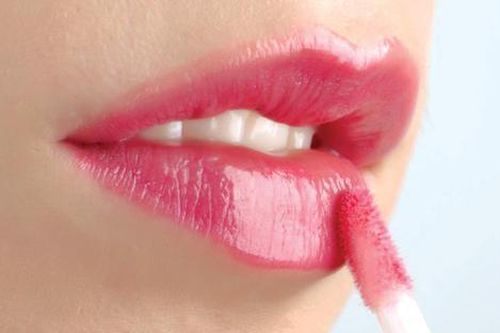 Dùng son bóng thế nào để lâu trôi và không bị 'sến'?