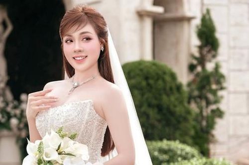 Giảng viên Âu Hà My tái hôn, đẹp rạng ngời trong bộ váy cưới