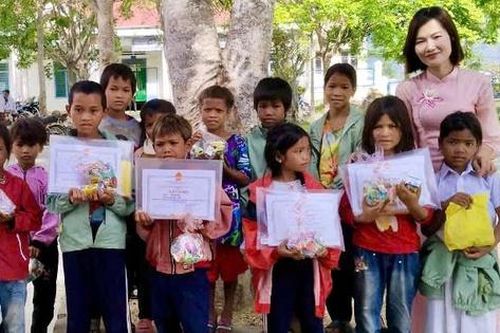 Nữ giáo viên xúc động với những bông hoa dại học trò hái ở ven đường đem tặng