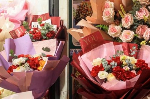 Thị trường hoa tươi ngày Nhà giáo Việt Nam 20/11 sôi động, giá không tăng đột biến