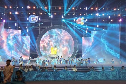 Gần 4.000 học sinh Trường Tiểu học Đoàn Thị Điểm tỏa sáng trong đêm hội Hoa Tháng Năm