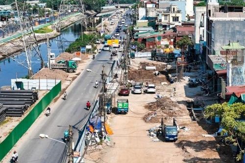 Cận cảnh thi công con đường 2 ô tô tránh nhau là tắc ở Hà Nội
