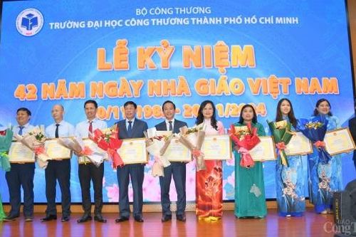 Nhiều tập thể, cá nhân Trường Đại học Công Thương TP. Hồ Chí Minh được Bộ trưởng Bộ Công Thương khen thưởng