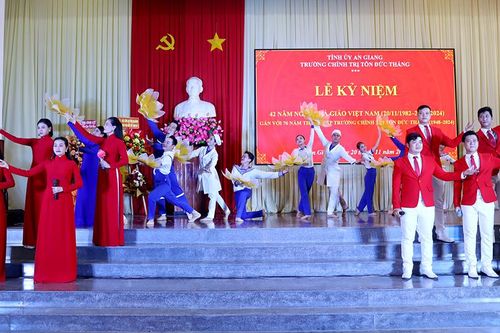 Trường Chính trị Tôn Đức Thắng tổ chức lễ kỷ niệm Ngày Nhà giáo Việt Nam