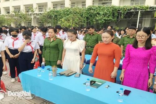 Trường trung học cơ sở Tân Phong dừng mọi hoạt động vui chơi giải trí để tưởng nhớ học sinh tử vong do tai nạn giao thông