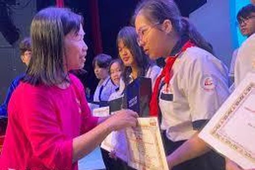 Trao hơn 80 suất học bổng cho học sinh khuyết tật