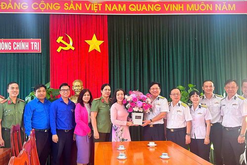 Các tổ chức đoàn thăm, chúc mừng các nhà trường, học viện quân đội