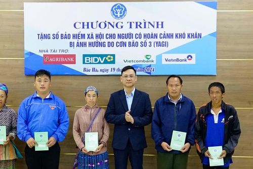 Tặng sổ BHXH cho người có hoàn cảnh khó khăn bị ảnh hưởng do bão số 3