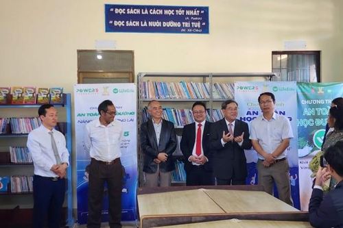 Di Linh: Trao tặng máy tính và sách cho Trường TH-THCS Đinh Trang Thượng