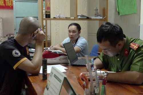 Công an Đà Lạt làm việc với tài xế xịt hơi cay vào mặt hành khách