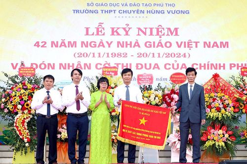Trường THPT Chuyên Hùng Vương đón nhận Cờ thi đua của Chính Phủ