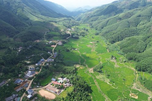 Người Mông dưới chân núi Củm Cò