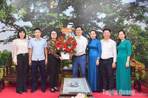 Báo Tuyên Quang chúc mừng Sở Giáo dục và Đào tạo, Trường Chính trị tỉnh và Hội Khuyến học tỉnh nhân kỷ niệm Ngày Nhà giáo Việt Nam