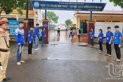 'Áo xanh' góp phần bảo đảm an toàn giao thông
