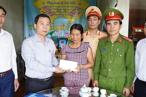 Trao 18 suất quà đến gia đình có nạn nhân bị tai nạn giao thông