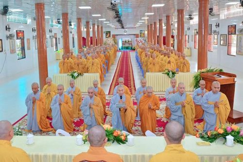 TP.Cần Thơ: Tăng Ni sinh lớp Trung cấp, Cao đẳng Phật học tri ân thầy cô giáo