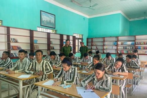 Những người thầy mang sắc phục trong môi trường đặc biệt