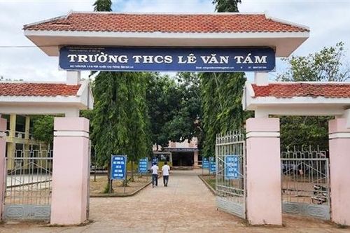 Hiệu trưởng không đến trường, giáo viên huyện biên giới... chờ lương