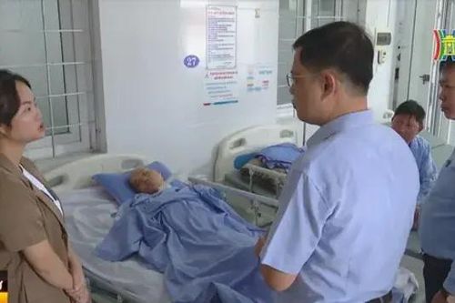 Thăm hỏi, động viên nạn nhân tai nạn giao thông