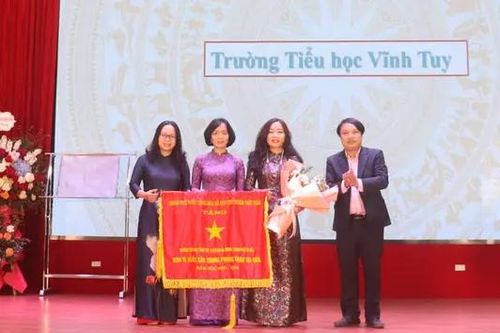 Trường tiểu học Vĩnh Tuy nhận cờ thi đua của Chính phủ