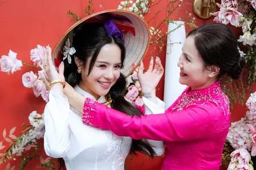 Mẹ chồng tặng nón lá cho Thái Trinh trong lễ vu quy