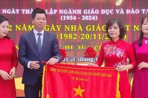 Trường THPT Quang Trung đón nhận cờ thi đua của Chính phủ