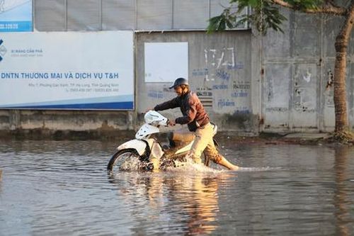 Quảng Ninh: Triều cường dâng cao gây ngập lụt một số khu vực ở Hạ Long