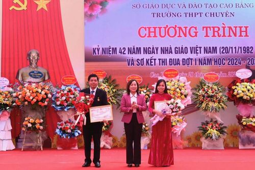 Trường THPT Chuyên kỷ niệm 42 năm Ngày Nhà giáo Việt Nam 20/11