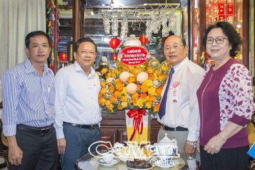 Phó bí thư Thường trực Tỉnh ủy Nguyễn Đức Hiển thăm, chúc mừng Nhà giáo Nhân dân - Tiến sĩ Thái Văn Long