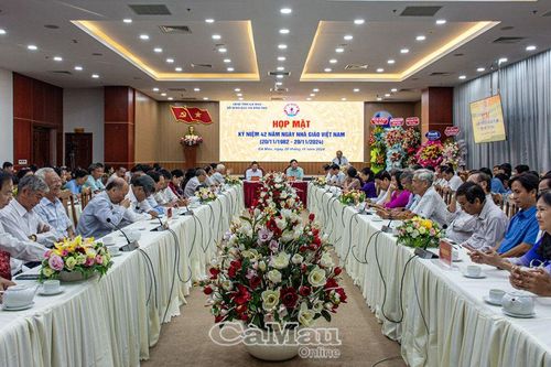 Ấm áp không khí họp mặt kỷ niệm 42 năm ngày Nhà giáo Việt Nam