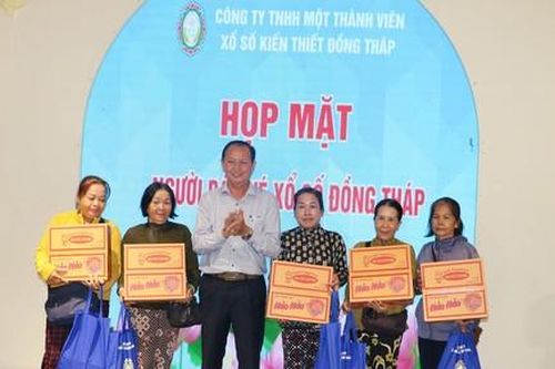 Trao tặng hơn 2.200 phần quà cho người bán vé số