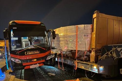Xe giường nằm va chạm xe 'quá khổ' chắn ngang quốc lộ, trắng đêm xử lý hiện trường