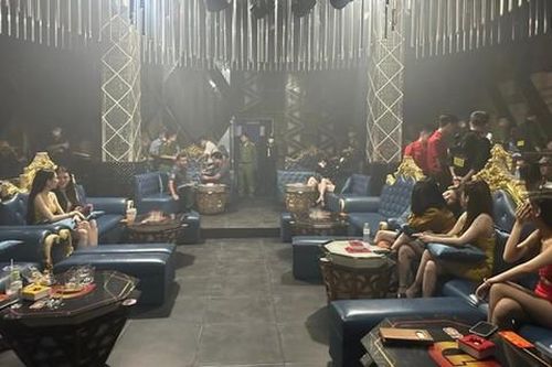 Cảnh sát 'đột kích' quán bar, phát hiện hàng chục người dương tính ma túy