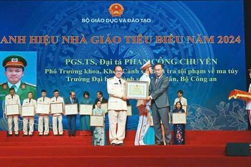 Rạng ngời sắc phục Công an nhân dân trên bục giảng
