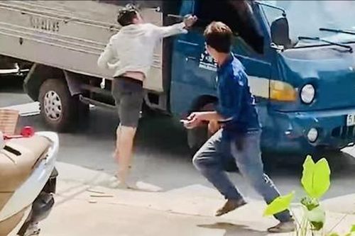 TPHCM: Làm rõ vụ hai người đàn ông tranh cãi rồi đập bể kính xe ô tô tải