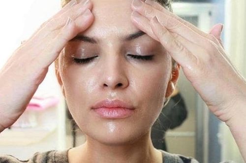 Da dầu nên rửa mặt mấy lần một ngày?