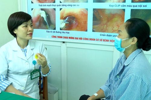 Nữ bệnh nhân nhập viện phẫu thuật sau khi ăn hồng ngâm
