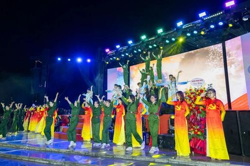 Bùng nổ đêm nhạc hội chào tân sinh viên trường Đại học Kinh tế