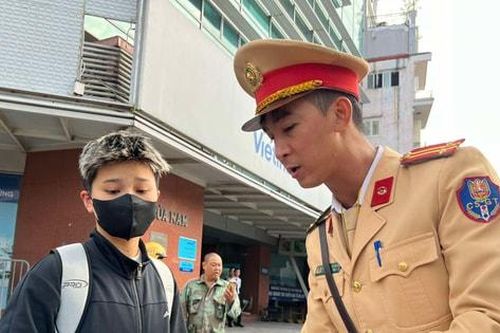 Xử lý vi phạm kết hợp tuyên truyền người dân cùng giữ gìn trật tự an toàn giao thông
