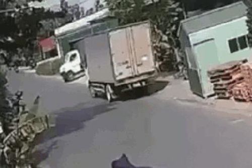 Thái Bình: Phóng xe như bay, hai học sinh lao vào gầm xe tải khiến 1 em tử vong