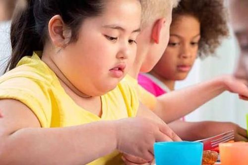 Có phải trẻ béo phì dễ dậy thì sớm?