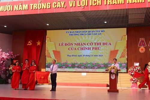 Trường THCS Chu Văn An đón nhận Cờ thi đua của Chính phủ