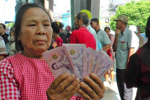 Thái Lan phát 10.000 baht cho 45 triệu người thu nhập thấp, khó khăn