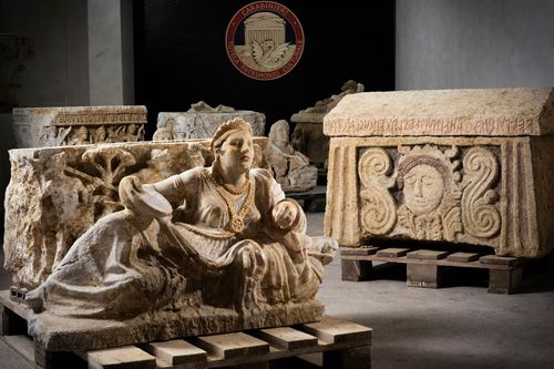 Hai kẻ đào trộm mộ lấy cổ vật 8 triệu euro bị bắt vì sơ suất ngớ ngẩn