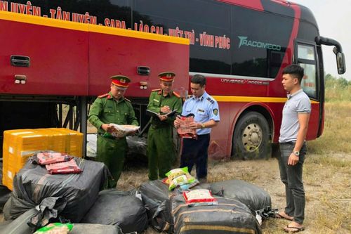 Phát hiện gần 1 tấn thực phẩm 'lẩu' không nguồn gốc trên xe khách