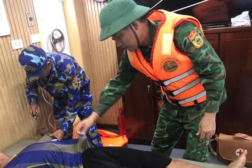 Ứng cứu thành công 5 thuyền viên gặp nạn trên biển