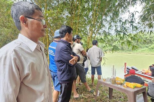Vụ xe chở rác rơi xuống sông: Mong phép màu đến với nạn nhân