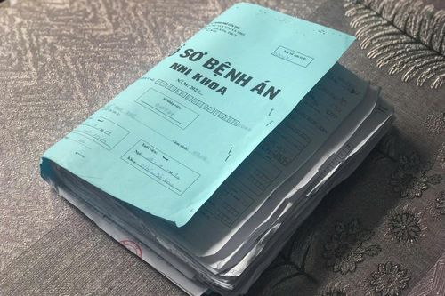 Chồng hồ sơ bệnh án dày như cuốn sách của em bé sinh non