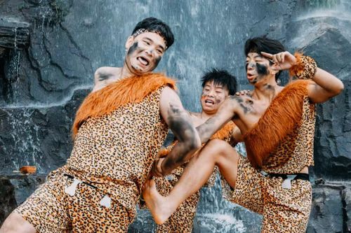Đổ xô làm 'người rừng' trốn áp lực ở khu du lịch Trung Quốc